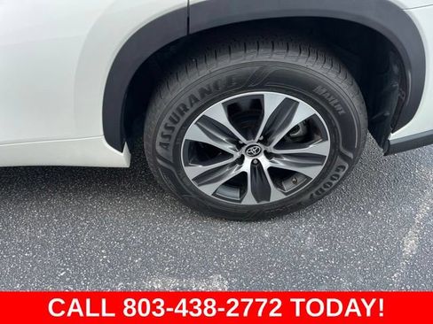 Used 2020 Toyota Highlander XLE FWD image 32