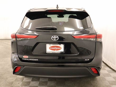 Used 2021 Toyota Highlander XLE FWD image 5