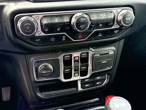 Used 2023 Jeep Wrangler Unlimited Sahara w/ Cold Weather Group AWD/4WD image 17
