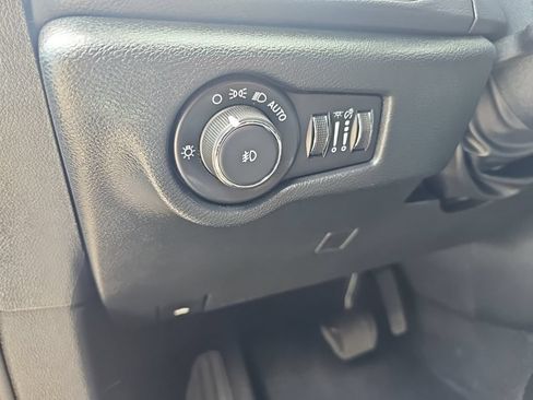 Used 2025 Chrysler Pacifica Select FWD image 15