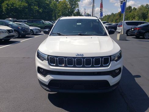 Used 2024 Jeep Compass Latitude AWD/4WD image 2