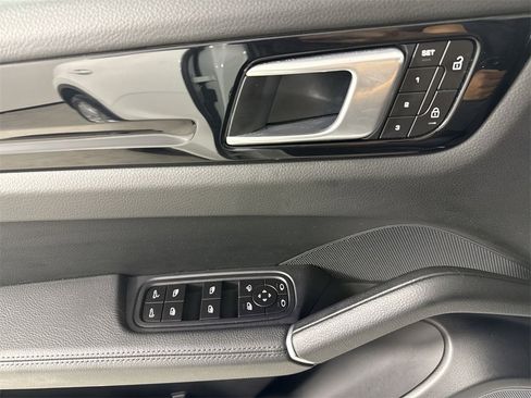 Certified 2022 Porsche Cayenne w/ Premium Package Plus image 31