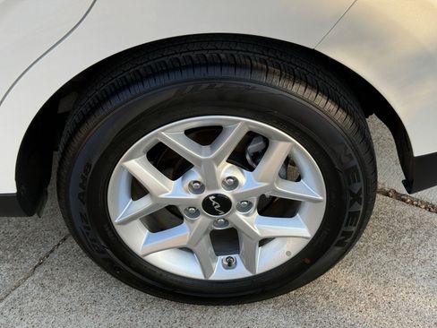 Used 2025 Kia Soul LX w/ LX Technology Package FWD image 30