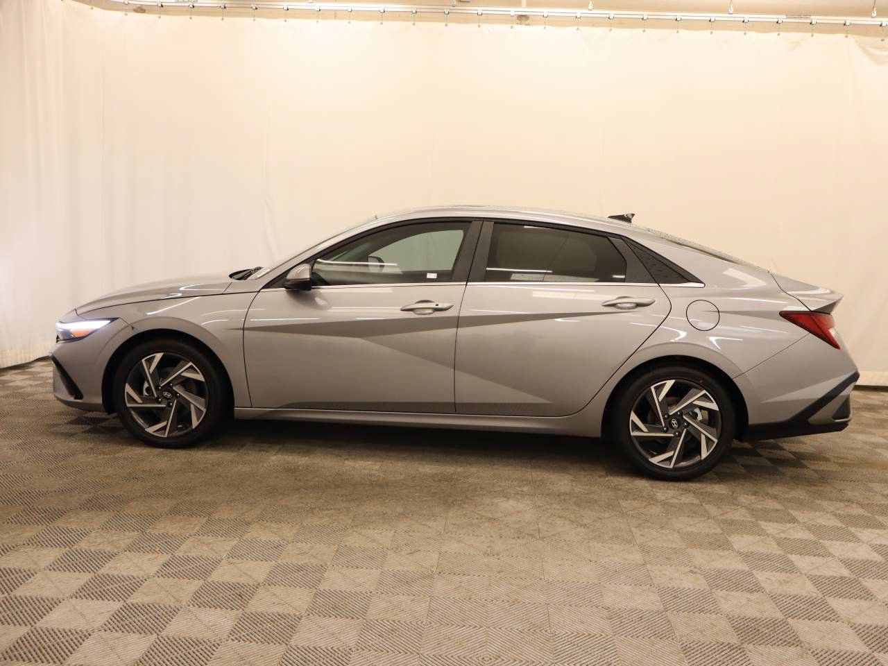 Used 2026 Hyundai Elantra Limited FWD image 3