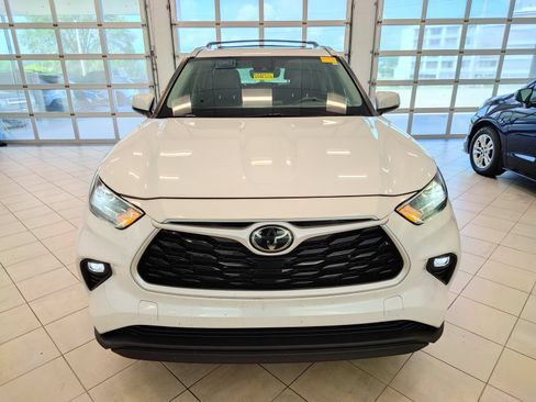 Used 2022 Toyota Highlander XLE AWD/4WD image 7