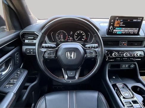 Used 2025 Honda Pilot TrailSport image 6