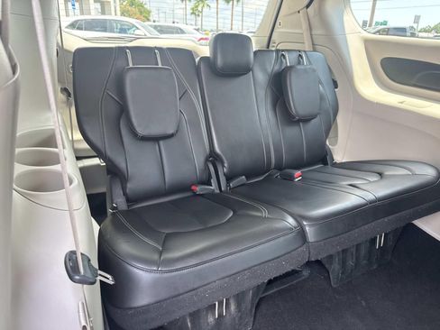 Used 2023 Chrysler Pacifica Touring-L FWD image 9