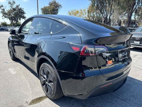 Used 2024 Tesla Model Y Long Range AWD/4WD image 4