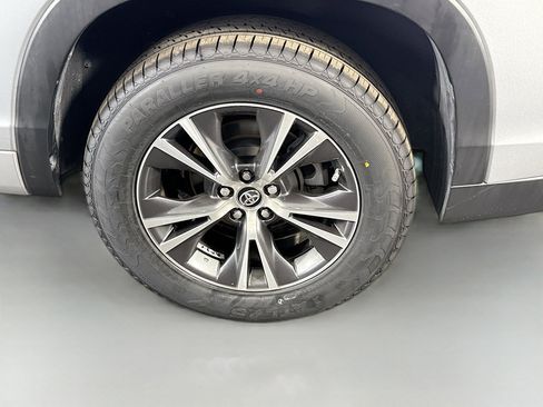 Used 2017 Toyota Highlander LE w/ Carpet Mat Package FWD image 36