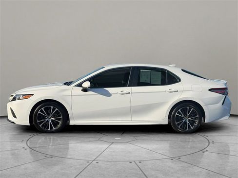 Used 2019 Toyota Camry SE image 3