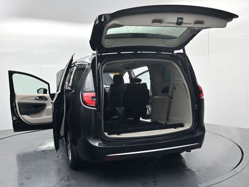 Used 2022 Chrysler Pacifica Touring-L FWD image 58