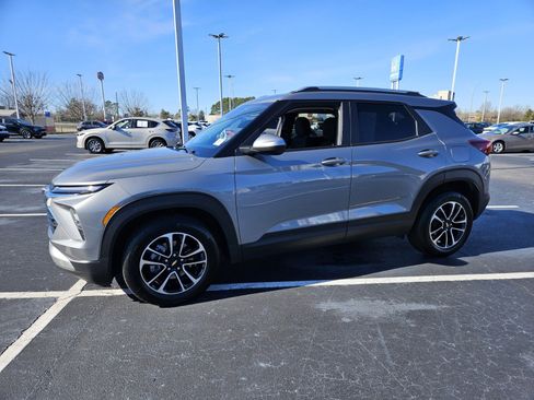 Used 2025 Chevrolet TrailBlazer LT image 3