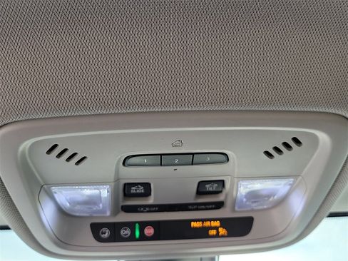 Used 2020 Chevrolet Traverse Premier image 32