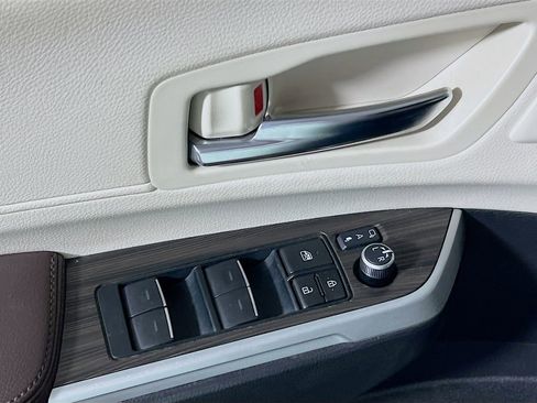 Certified 2024 Toyota Sienna Platinum FWD image 17