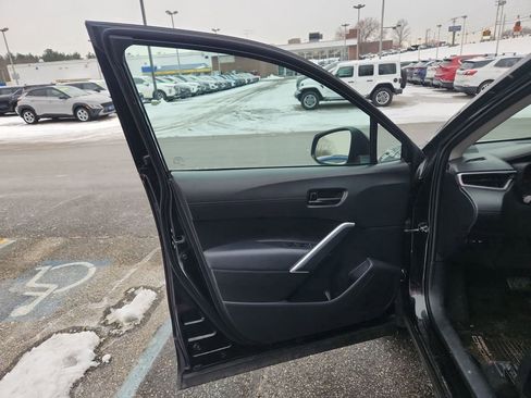 Used 2022 Toyota Corolla Cross LE image 11