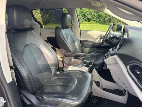 Used 2019 Chrysler Pacifica Touring-L FWD image 20