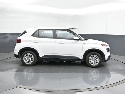Certified 2025 Hyundai Venue SE image 6