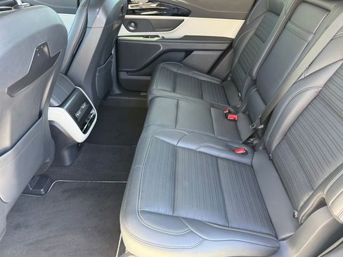 Used 2025 Lincoln Nautilus Reserve AWD/4WD image 36