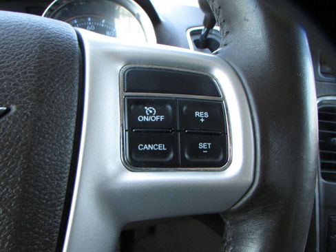 Used 2015 Chrysler Town & Country Touring image 61