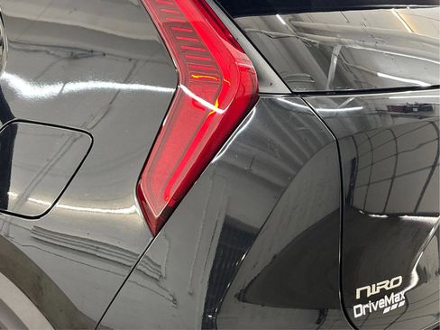 Used 2023 Kia Niro EX image 34