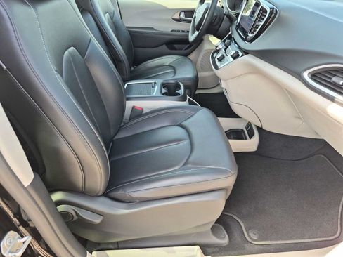 Used 2024 Chrysler Pacifica Touring-L FWD image 21
