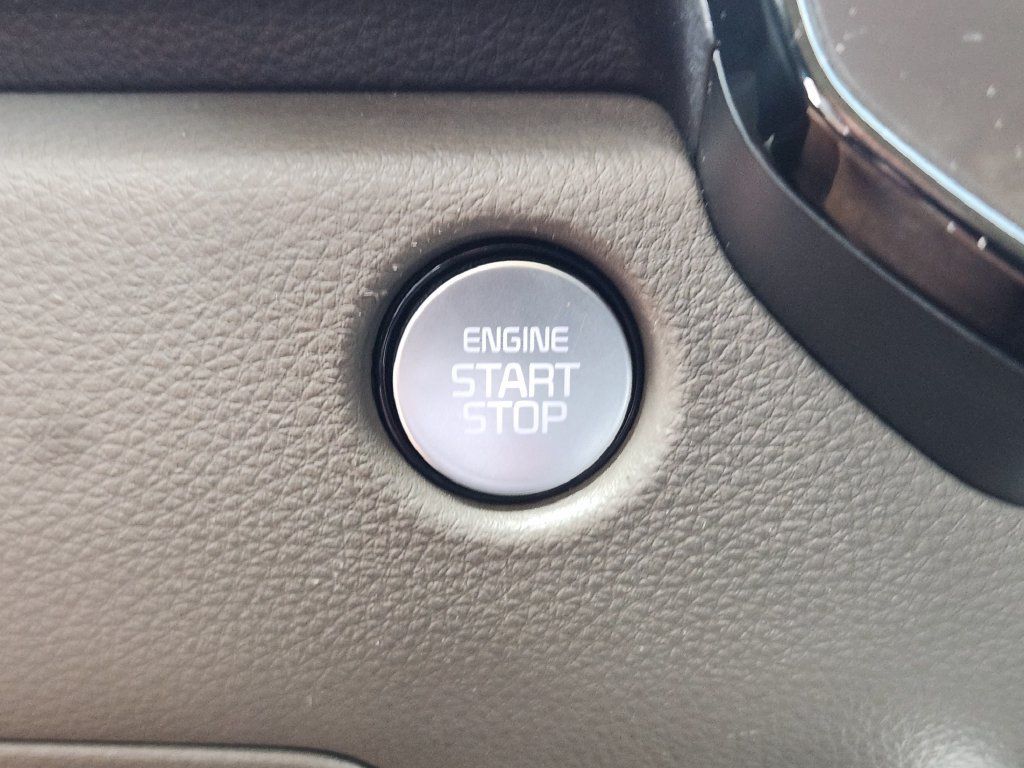 Used 2025 Kia Carnival FWD image 23