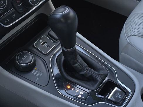 Used 2019 Jeep Cherokee Limited w/ Technology Group image 22