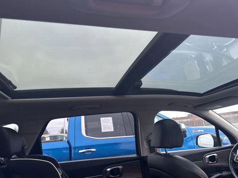 Used 2022 Kia Sorento S w/ Panoramic Sunroof Package image 9