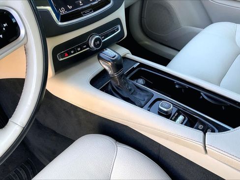 Used 2020 Volvo XC90 T5 Momentum w/ Protection Package Premier FWD image 17
