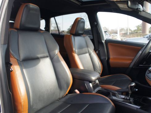 Used 2017 Toyota RAV4 SE image 18