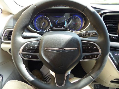 Used 2024 Chrysler Pacifica Touring-L FWD image 41