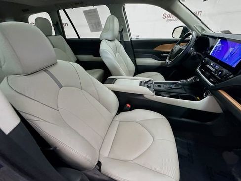 Used 2024 Toyota Grand Highlander AWD image 30