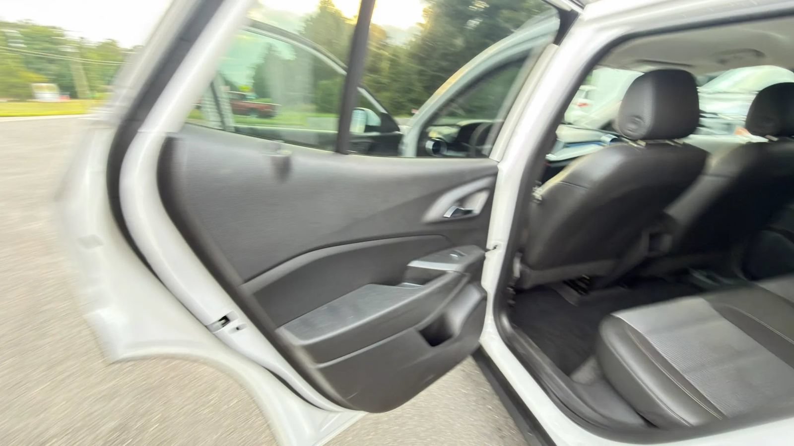 Used 2025 Chevrolet Trax LT FWD image 25