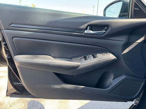 Used 2025 Nissan Altima 2.5 SV image 18