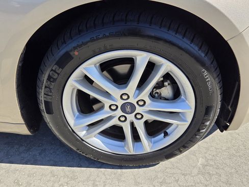 Used 2018 Ford Fusion SE w/ Fusion SE Technology Package image 12