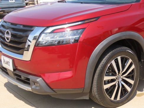 Used 2023 Nissan Pathfinder Platinum FWD image 3