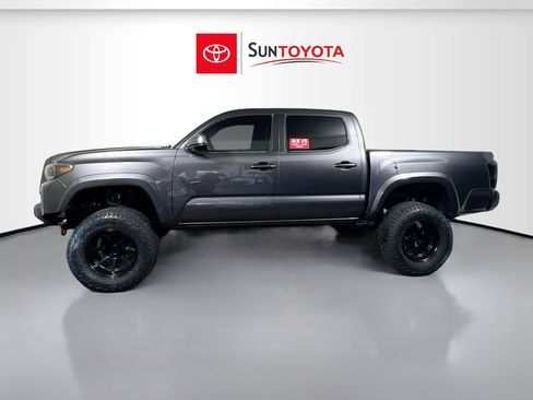 Used 2017 Toyota Tacoma SR5 w/ Tow Package RWD image 5