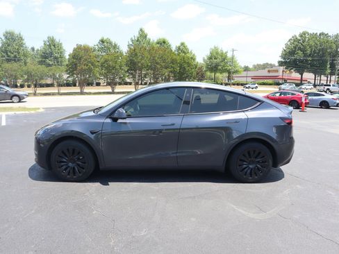 Used 2024 Tesla Model Y Long Range AWD/4WD image 6