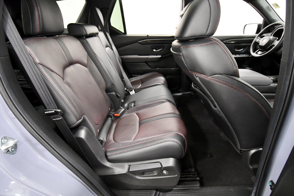 Certified 2025 Honda Pilot Black Edition image 18