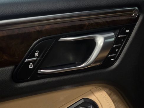 Certified 2025 Porsche Macan AWD/4WD image 35