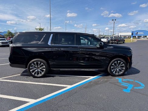 Used 2025 Chevrolet Suburban High Country AWD/4WD image 6