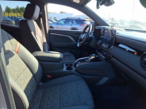 Used 2024 Chevrolet Colorado Z71 w/ Z71 Convenience Package 2 image 12