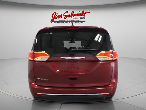 Used 2017 Chrysler Pacifica Touring-L FWD image 5