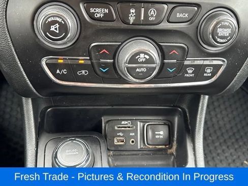 Used 2015 Jeep Cherokee Latitude w/ Comfort/Convenience Group AWD/4WD image 14