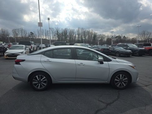 Used 2024 Nissan Versa SV image 5