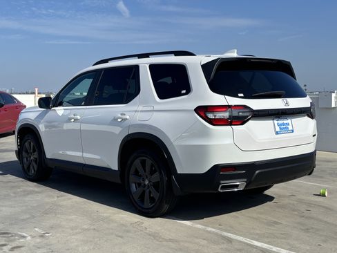 Used 2025 Honda Pilot Sport image 4