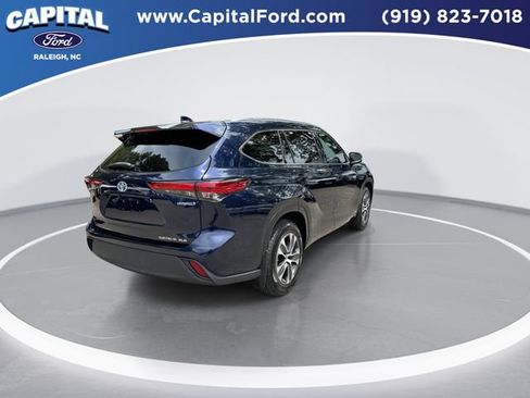 Used 2021 Toyota Highlander XLE AWD/4WD image 8