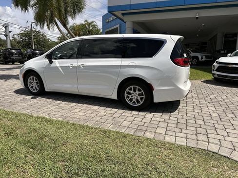 Used 2024 Chrysler Pacifica Touring FWD image 33