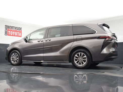 Used 2022 Toyota Sienna XLE image 30
