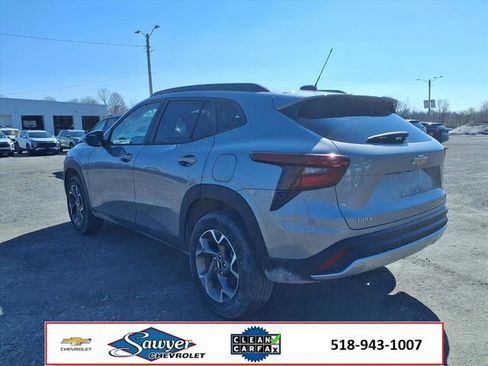 Used 2025 Chevrolet Trax LT w/ LT Convenience Package image 5